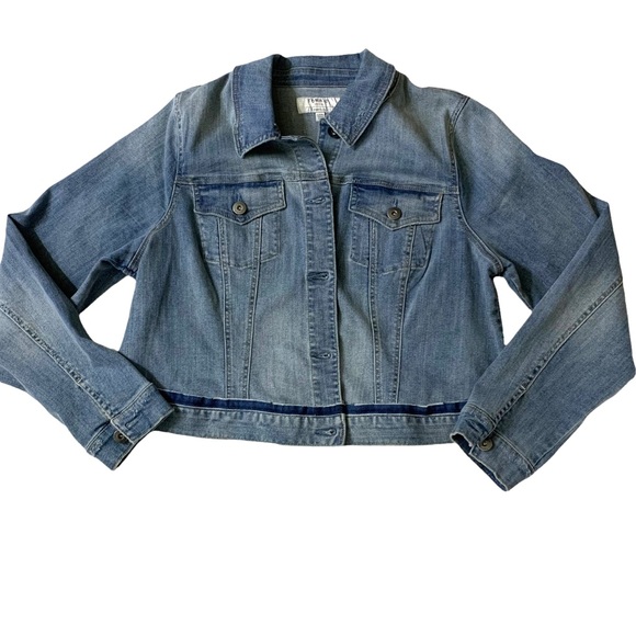 Torrid Denim Jean Jacket Medium Wash Blue Stretch Trucker Slightly Distressed - Picture 2 of 13